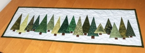 Weihnachtläufer mit kleinen grünen Tannenbäumen