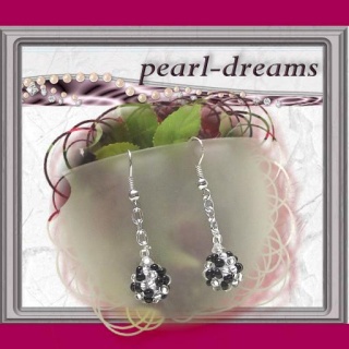 Ohrringe mit einer Perlenkugel 
