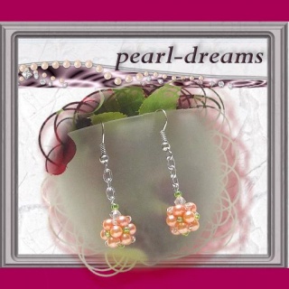 Ohrringe mit einer Perlenkugel 