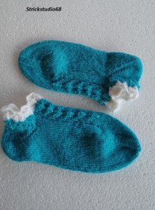 Handgestrickte Socken in türkis mit Lochmuster  Gr.36/37 und mit weißen Rand - Handarbeit kaufen