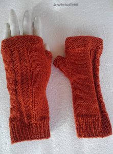  Armstulpen - handgestrickt -  für die Gr.S - mit Zopf und Daumenkeil - orange - Handarbeit kaufen