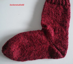  Socken  rot/schwarz meliert in Gr. 36/37 handgestrickt - Handarbeit kaufen