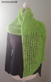 Netzmuster Schal in hellem grün handgestrickt - Handarbeit kaufen