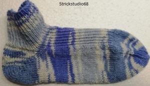 Socken kurze Form Gr. 40/41 in Farbverlaufsgarn in verschiedenen blautönen handgestrickt - Handarbeit kaufen