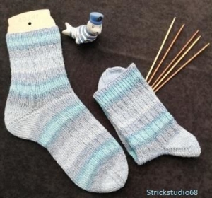 Socken - Gr.40/41 - handgestrickt - Aqua = verschiedene Blautöne - Streifen - Cotton Stretch - Handarbeit kaufen