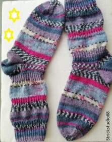  Socken - Gr.38/39 - handgestrickt - Streifen - Farbverlauf - blau, lila, pink, weiß, schwarz - Handarbeit kaufen