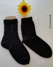  Socken - Gr. 42/43 - schwarz - handgestrickt - Handarbeit kaufen