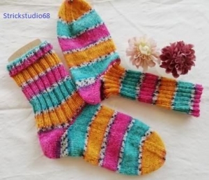  Socken - Gr.36/37 - bunte Blockstreifen - handgestrickt - türkis, gelb, pink, weiß - Handarbeit kaufen