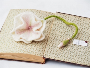 Handgefertigtes Blütenlesezeichen aus 100 %  Wolle 