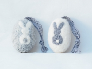 Wollige Ostereier mit süßem Häschenbild aus Wolle mit Dekoband 