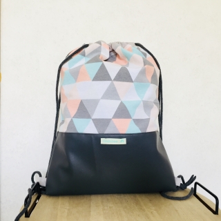 Hübscher Rucksack mit grauem Kunstleder und Pastelltönen