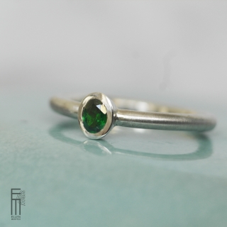 Silberring mit TSAVORIT - eleganter Ring aus Silber mit einem grünen Tsavoritstein (auch grüner Granat genannt), ein Einzelstück