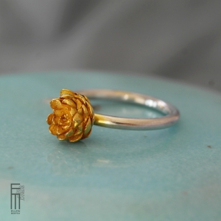 SUCI - feiner Silberring mit einer vergoldeten Botanikstruktur, ähnelt einer echten Pflanzenform, ein einfacher aber überraschender Ring