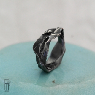 PALMERA – Strukturring aus geschwärzten Silber – Ring mit einer sehr interessanten unregelmäßigen Form - Ring aus schwarzem Silber