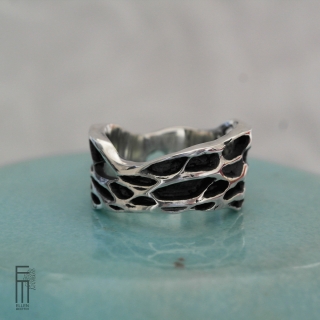 SIERRA NORTE – massiver Silberring mit einer unregelmässigen Struktur – bicolor in schwarz und silber - Ring aus Handarbeit und Einzelstück