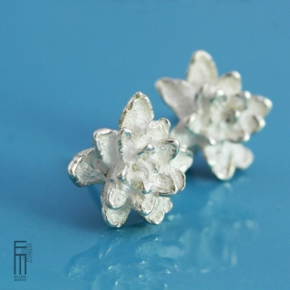 TAVIRA- kleine, einfache Silberohrringe - Ohrstecker sind Abdruck einer echten floralen Struktur, leichte und praktische Ohrringe 