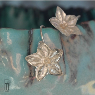 FLOR NUEVA - süße Ohrringe aus Silber, dieses Ohrring- Modell entstand durch die Abformung einer echten Blüte, sehr romantisch und feminin