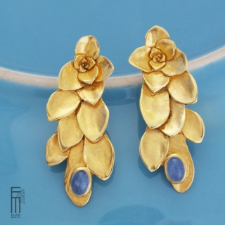 FLOR 1 - Ohrringe aus vergoldeten Messing mit BLAUEN CHALCEDONSTEINEN - auffallende Ohrringe mit Pflanzenform - ideal für Hochzeiten 