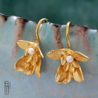MANELLI – vergoldete Silberohrringe – mit echten Süßwasserperlen - Ohrringe in Form einer realen Pflanze - sehr detailreich