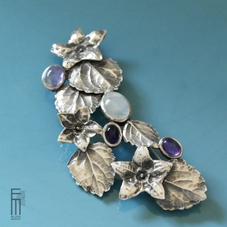 BROSCHE FLOR NUEVA – ein Einzelstück- mit Amethysten und Mondstein, detailreiches Accessoir in Blatt- und Blütenform – versilbertes Messing 
