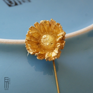 Anstecknadel MARGARITA – kleine Nadelbrosche aus vergoldetem Messing in Blütenmotiv, wie eine echte Blume in der Natur - gutes Geschenk