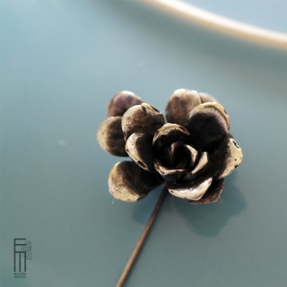 Anstecknadel SEDUM– kleine Nadelbrosche in Form einer Succulente, wie eine echte Blüte in der Natur, versilbertes Messing, gutes Geschenk