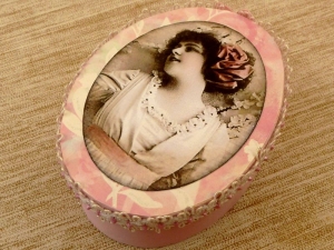 Edle Geschenkschatulle aus Holz mit Mädchen Vintage Stil Decoupagetechnik rosafarben - Handarbeit kaufen