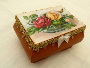 Schmuckschatulle mit schönem Rosen Motiv Decoupagetechnik Aufbewahrung von Kleinteilen - Handarbeit kaufen
