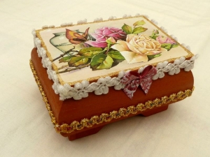 Romantisches Schmuckkästchen aus Holz mit Rosen und Schmetterling Geschenkidee Mädchen - Handarbeit kaufen