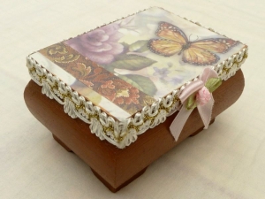 Schmuckkästchen mit Rose und Schmetterling Decoupagetechnik Kleinaufbewahrung Geschenkidee Mädchen - Handarbeit kaufen