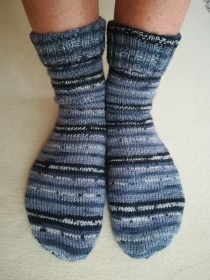 Handgestrickte Socken jeansblau mit Umschlag