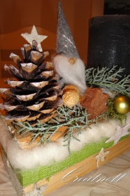 ☆ Weihnachtsgesteck auf Holzstück mit Kerze und Dekofigur ☆
