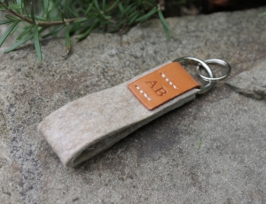 Schlüsselanhänger - echtes Leder & Wollfilz - personalisiert - Initialen - handgenäht - Schlüsselband - Geschenk