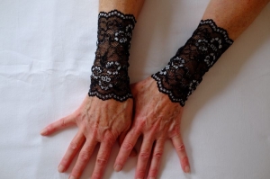 Armstulpen Handstulpen aus elastischer Spitze in  schwarz-silber