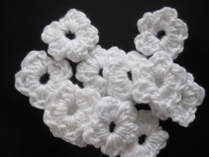 10 Häkelblüten mini, ca. 2,5 cm, Tischdeko, Deko, Applikation