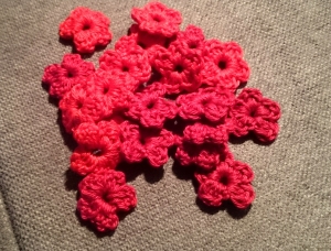 10 Häkelblüten mini, ca. 2,5 cm