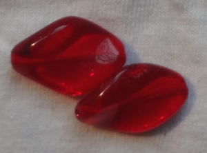 Pressperlen aus Glas, hergestellt in Tschechien, wellenförmig, 18x13x5mm, flach,rot, transparent