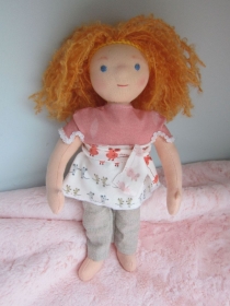 Handgenähte Stoff Puppe, Claire im Hosenanzug mit Mäuse T-shirt und Schleife mit roten Haare Waldorf Stil, (33 cm) 