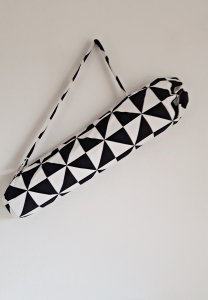 Tasche für eine Yogamatte in schwarz weiß Retro-Look