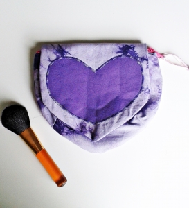 Tasche mit Herz aus in Batik flieder und Reißverschluss