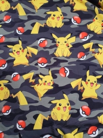 Pokemon Stoff - Sommersweat - Kinderstoff - Pikachu auf Carmounflage Hintergrund