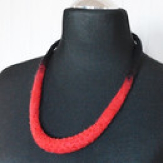Halskette handgefertigt gefilzt rot mit schwarz