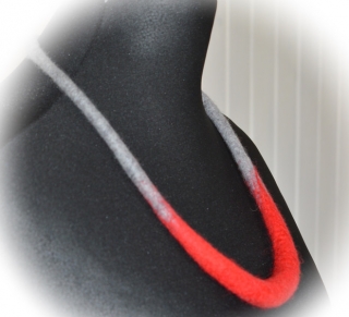 Halskette handgefertigt gefilzt rot mit grau