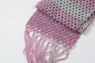 XL Schal gehäkelt im leichten Granny Square-Muster mit Degrade-Effekt; Damenschal; Fransenschal - Handarbeit kaufen