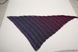 asymetrisches Dreieckstuch gehäkelt Schultertuch, Tuch,  leicht und wärmend aus Farbverlaufsgarn in lila-Tönen - Handarbeit kaufen
