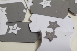 Adventskalender aus Mini-Pillow Boxen verziert mit Stern für Botschaften, kleine Kostbarkeiten Geld zum Selbst Befüllen