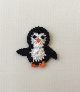 Aufnäher Kleiner Pinguin, von Hand gehäkelt  - Handarbeit kaufen