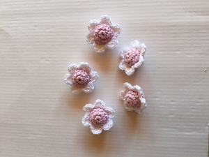Set 5 Häkelperlen Blume, Holzkugeln 15mm, umhäkelt ca. 20mm, Farbwünsche aus Catania Farbkarte  - Handarbeit kaufen