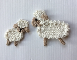Aufnäher „Schaf + Lämmchen“, von Hand gehäkelt - Handarbeit kaufen