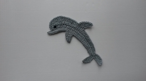 Aufnäher „Delfin groß“ von Hand gehäkelt, Farbwünsche möglich - Handarbeit kaufen